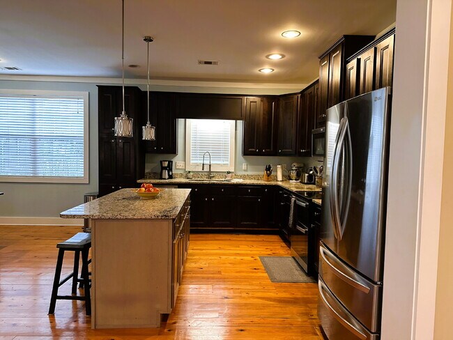 Building Photo - "Charming 4-Bedroom Retreat near beach acc...