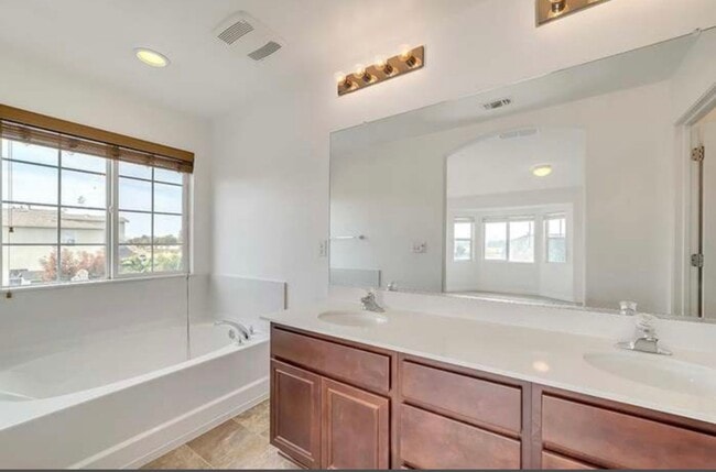 Building Photo - Elegant 5-Bedroom, 3.5-Bathroom Home –1st ...