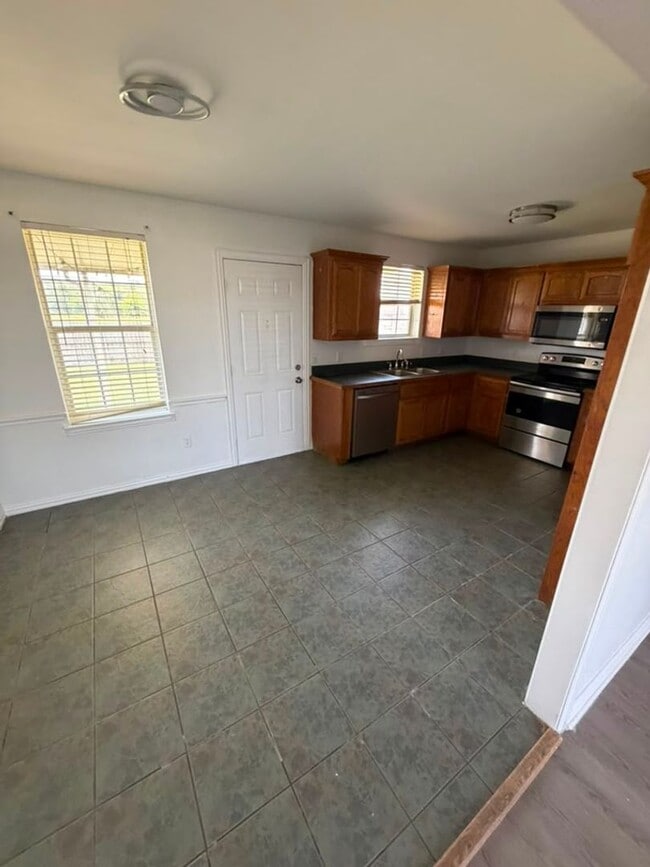 Building Photo - 1001 Brookhaven Dr