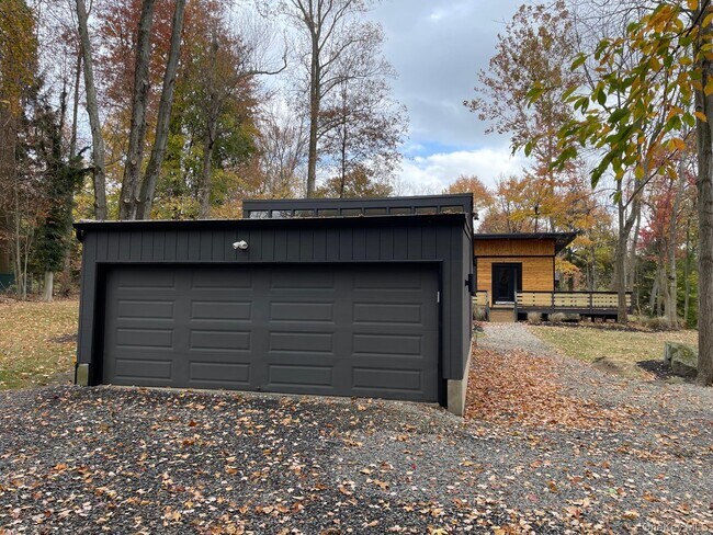 Building Photo - 6 Indian Hill Ln