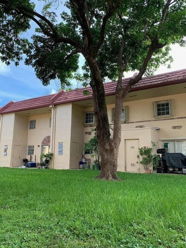 Building Photo - 3060 Riverside Dr