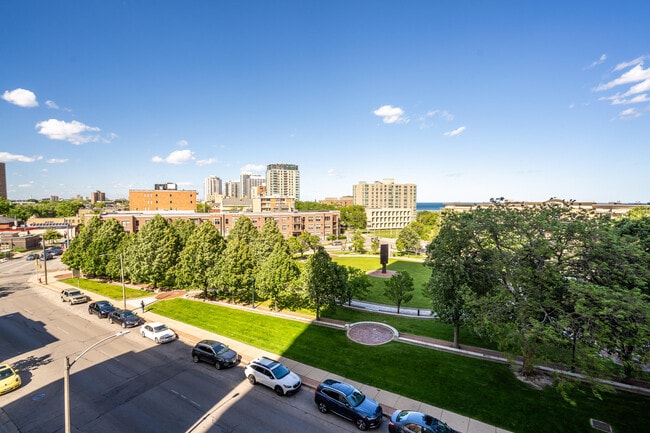 Building Photo - 1313 N Franklin Pl