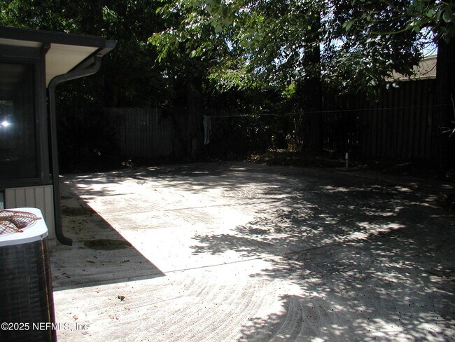 Building Photo - 7759 Spring Branch Dr N