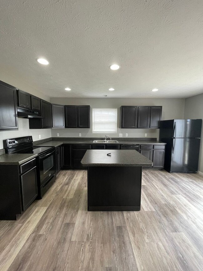 Building Photo - 3 Bedroom Single Family Home