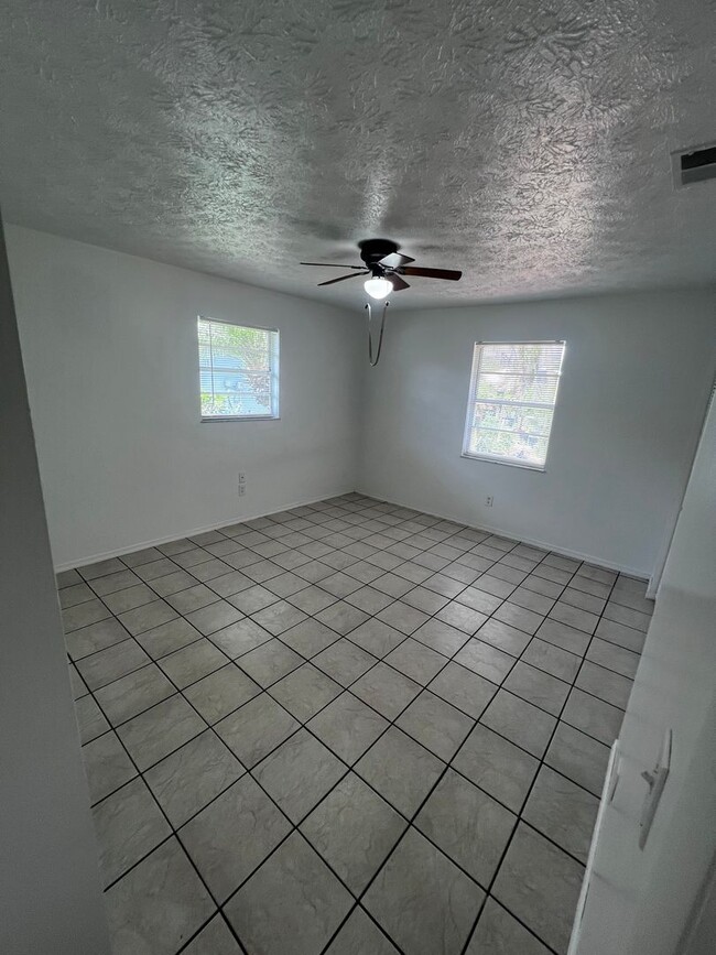 Building Photo - 3 BEDROOM 2 BATH CONVENIENTLY LOCATED WITH A TROPICAL OASIS IN THE BACK YARD!