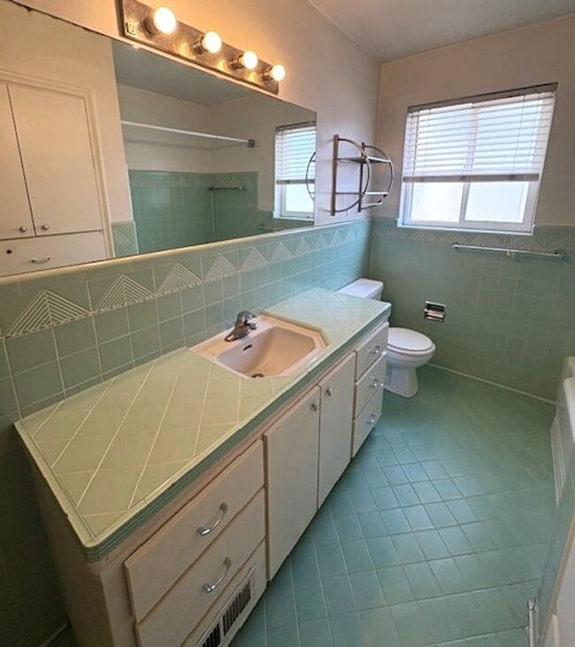 Building Photo - 3 Bedroom Duplex in Sugarhouse!
