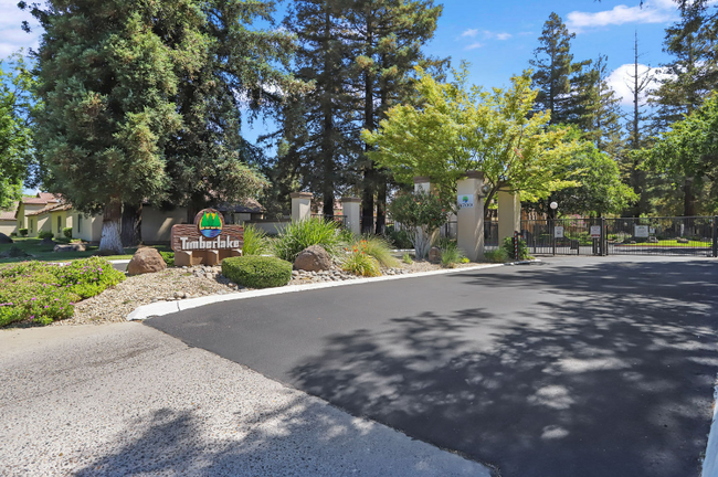 Building Photo - 3701 Colonial Dr