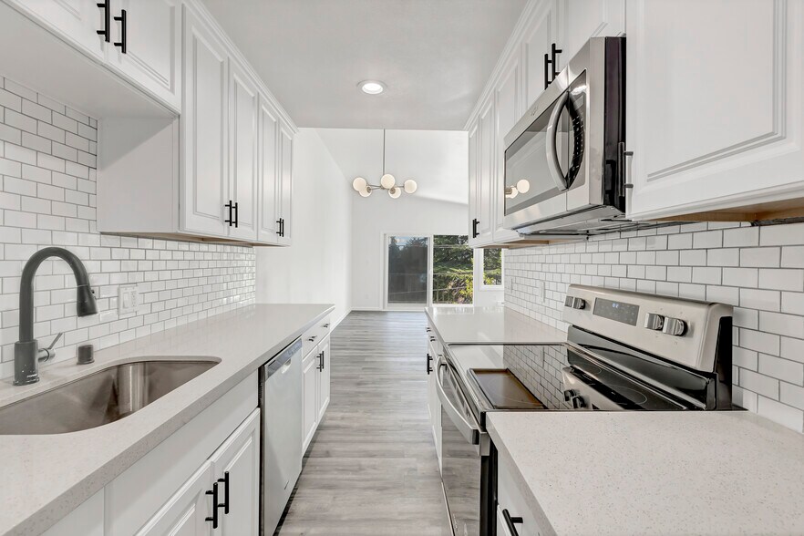 Building Photo - 10607 Des Moines Memorial Dr S