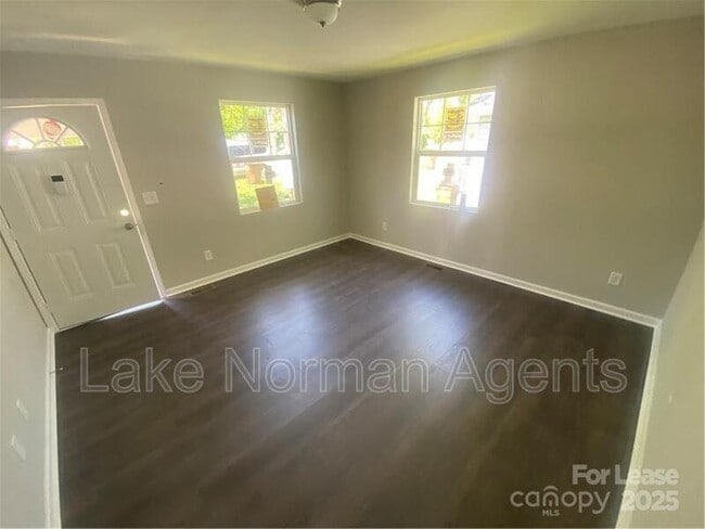 Building Photo - 728 E Pine St