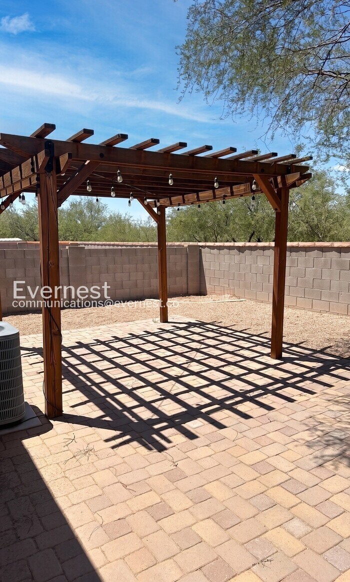 Building Photo - 2057 E Calle Arroyo Lindo