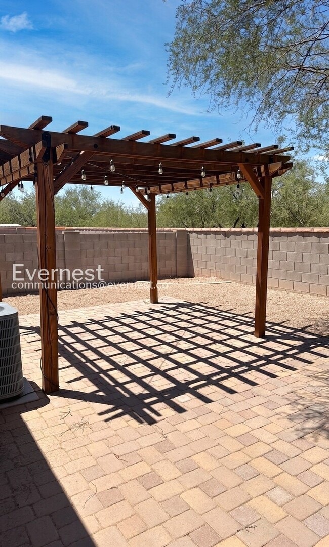 Building Photo - 2 Bed/2 Bath Home with Fenced Yard & Garage / Available Now!