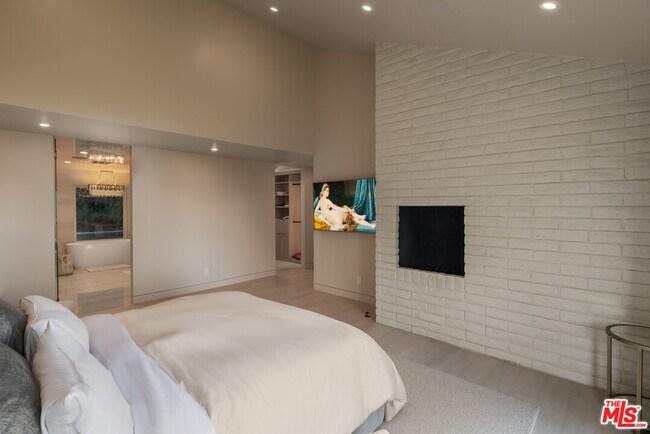 Building Photo - 4782 Encinal Canyon Rd