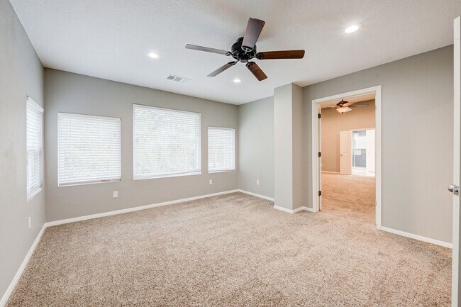 Building Photo - 5 Bed/ 3 Bath Two Story Home