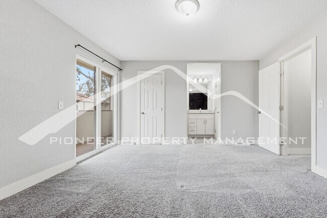 Building Photo - Spacious Townhouse with Washer/Dryer and Central AC