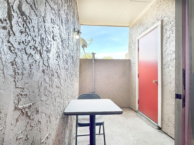 Building Photo - 10855 Meadowglen Ln