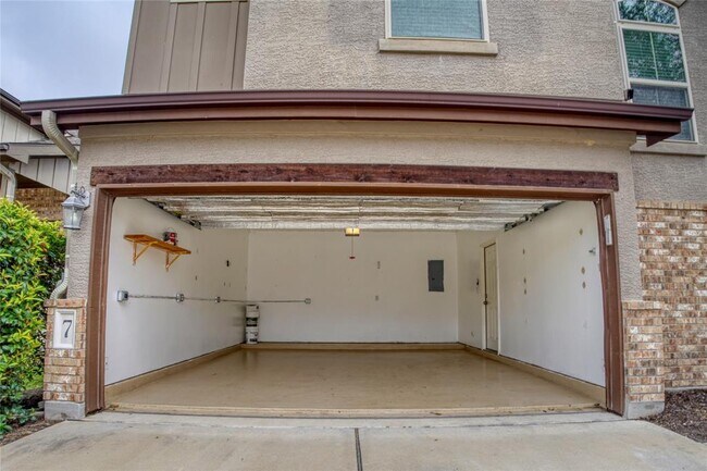 Building Photo - 7337 Menchaca Rd