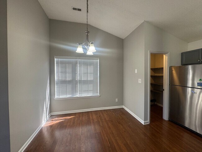 Building Photo - Condo Living in Newport News