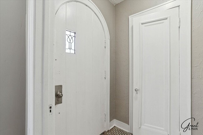 Building Photo - $1500 Large 3 bedroom home