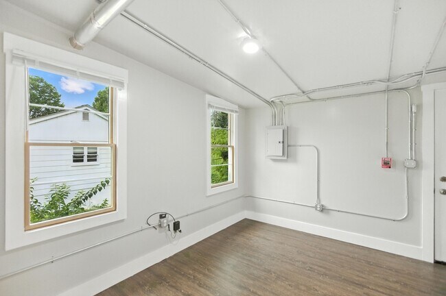 Building Photo - 616 W Maple St