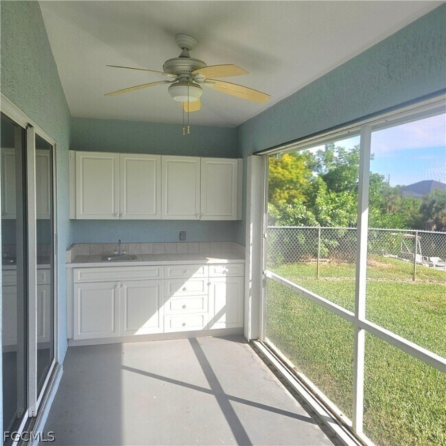 Building Photo - 3315 SW 8th Ct