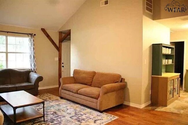 Building Photo - 126 Country Club Dr