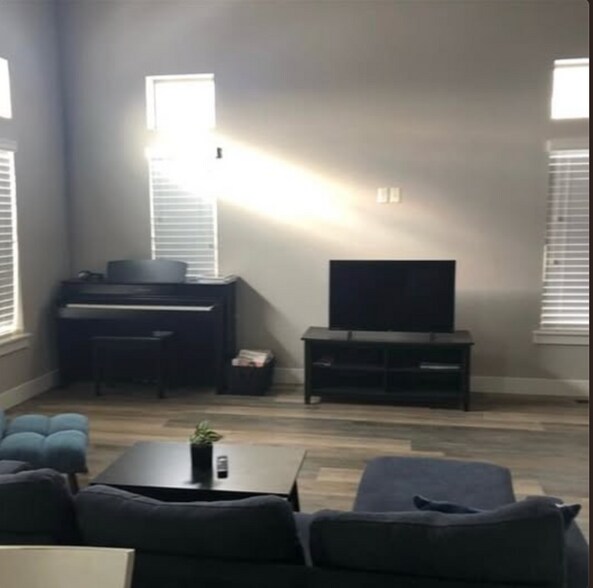 Building Photo - 822 S Aspen Wy