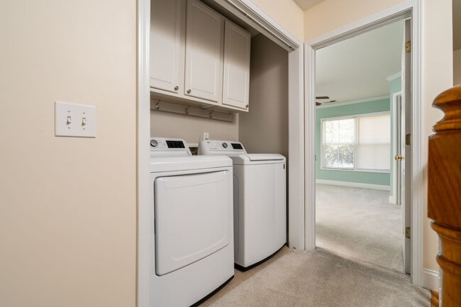 Building Photo - Move-In Ready & Updated Hampton Forest Tow...