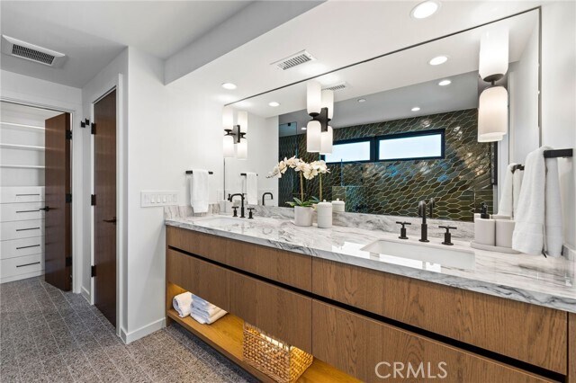 Building Photo - 1412 E Oceanfront