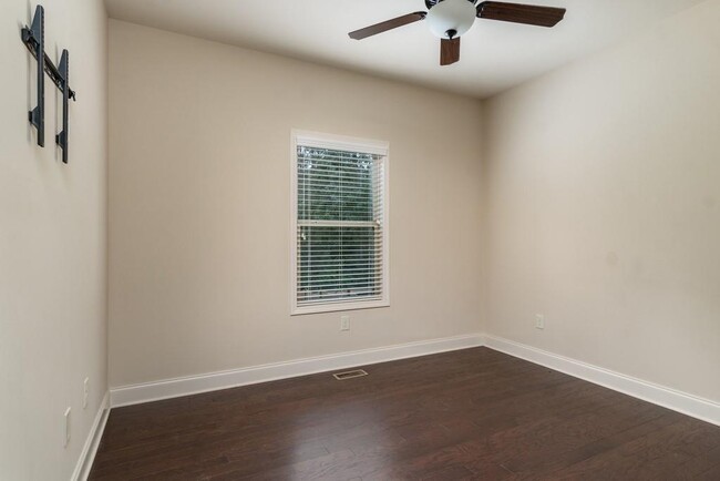 Building Photo - 307 Fieldstone Ln
