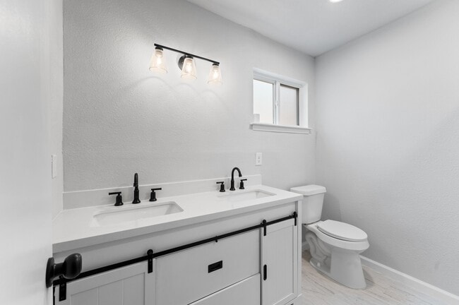 Building Photo - 2 Dewthread Ct