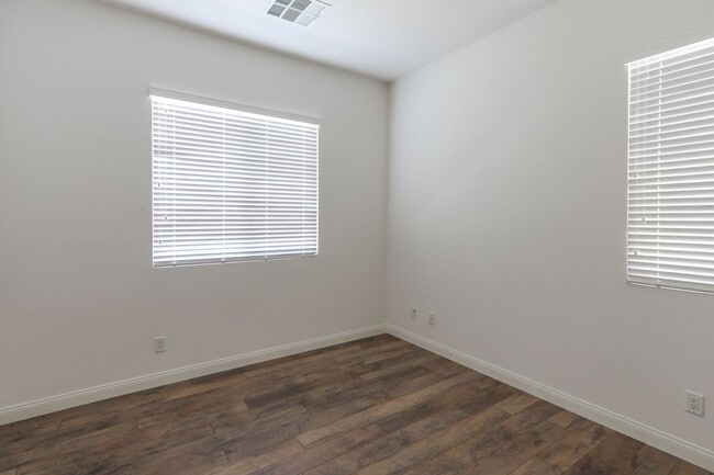 Building Photo - Fabulous Single Story 3 Bedroom Home Conve...