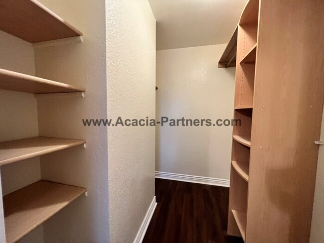 Building Photo - One Bedroom Townhouse