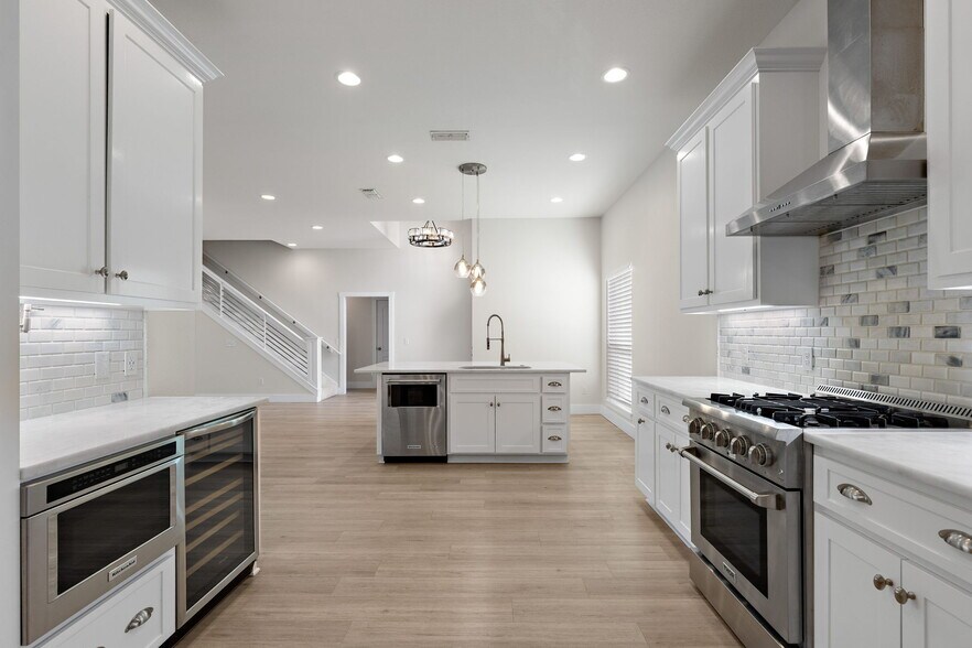 Building Photo - 1735 Woodridge Dr