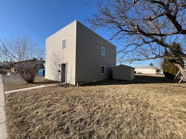 Building Photo - Industrial Style 3 Bedroom Home AVAILABLE JUNE!!!