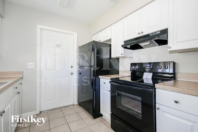 Building Photo - 3217 Deerfield Dr