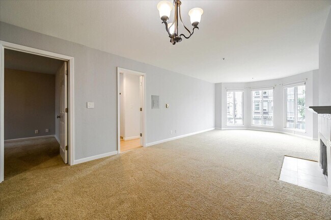 Building Photo - Prime Location 3 Bedroom Condo - Please Co...