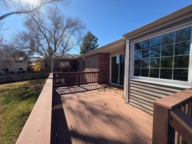 Building Photo - Updated 3BD/2BA with Garden Basement & Low Maintenance Living