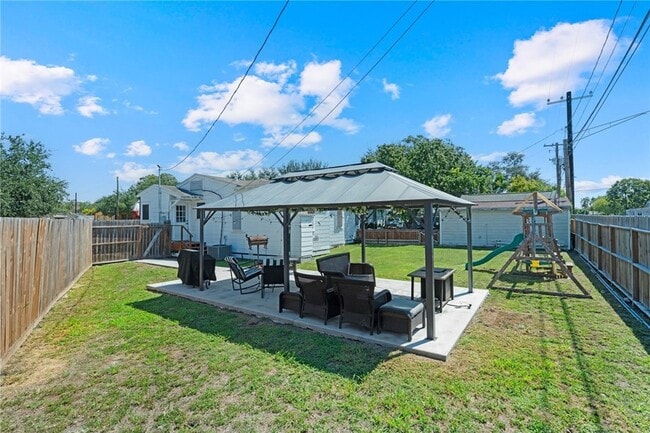 Building Photo - 4047 W Vanderbilt Dr