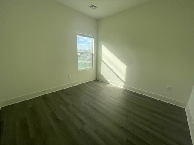 Building Photo - 5140/42 Chase Cir