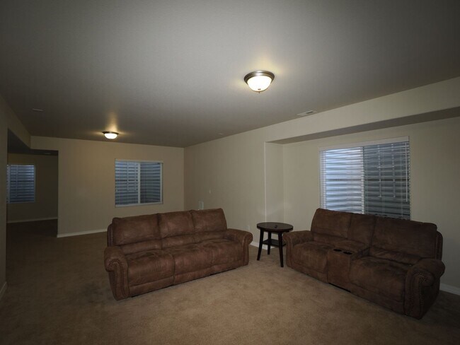 Building Photo - 5 Bedroom Home with AC in Cordera!