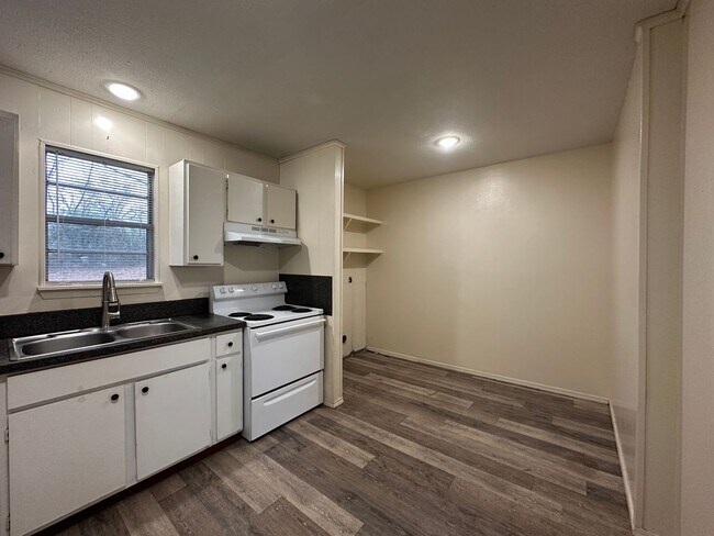 Building Photo - 3505 Elm St