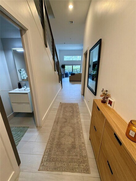 Building Photo - 913 NW 45th Ter