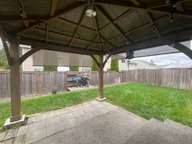 Building Photo - Spacious 4 bedroom Home