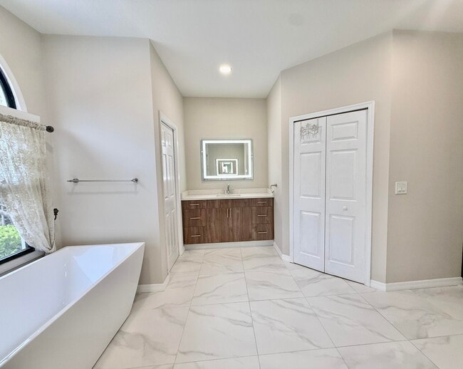 Building Photo - 212 Lone Pine Dr