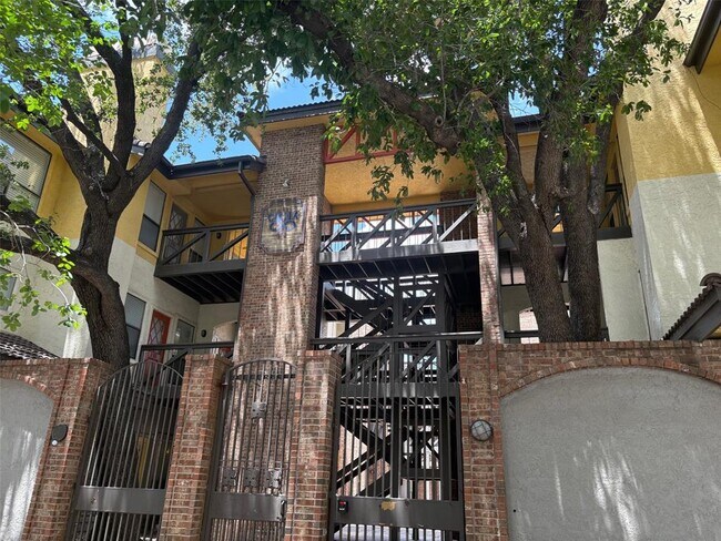 Primary Photo - 806 W 24th St