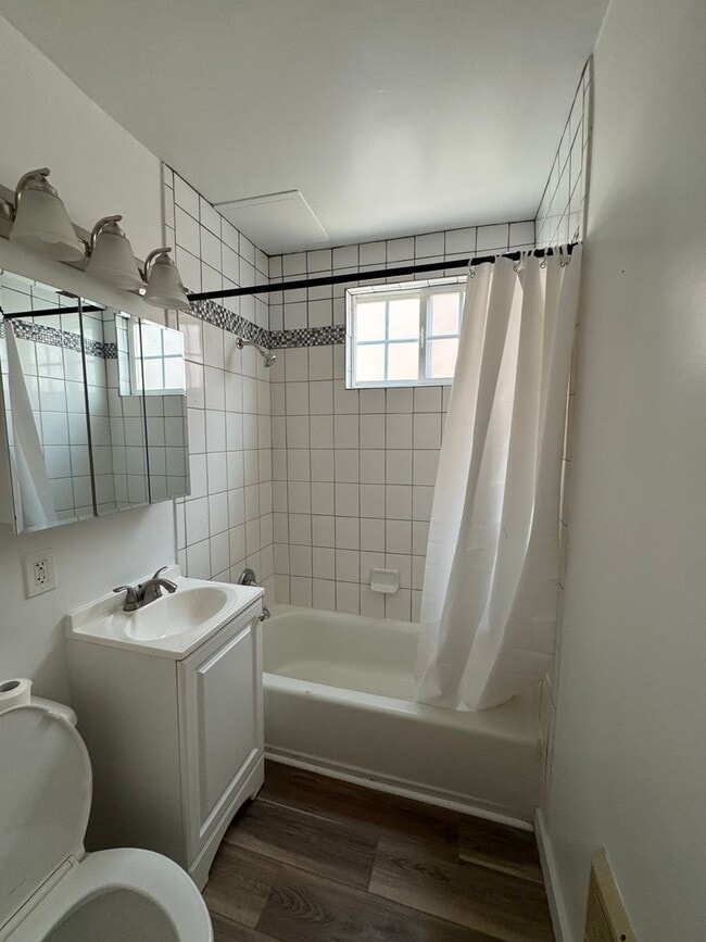 Building Photo - 1 Bedroom in Gardena With Parking Included...