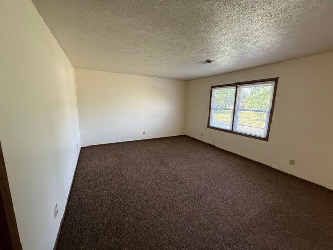 Building Photo - 2 bedroom, 1 bath apartment