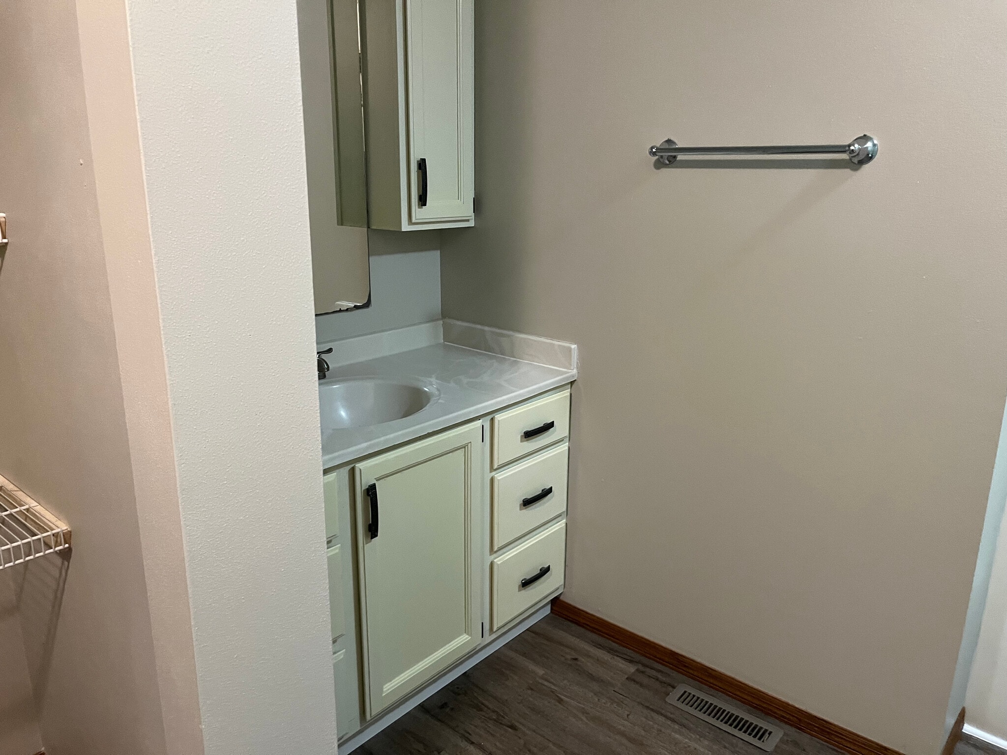 main bath - 109 Woodview Dr