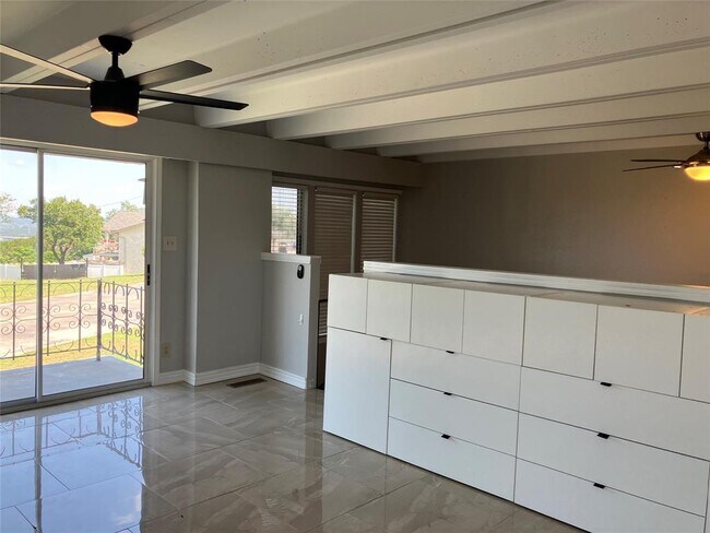 Building Photo - 5918 Lago Vista Way