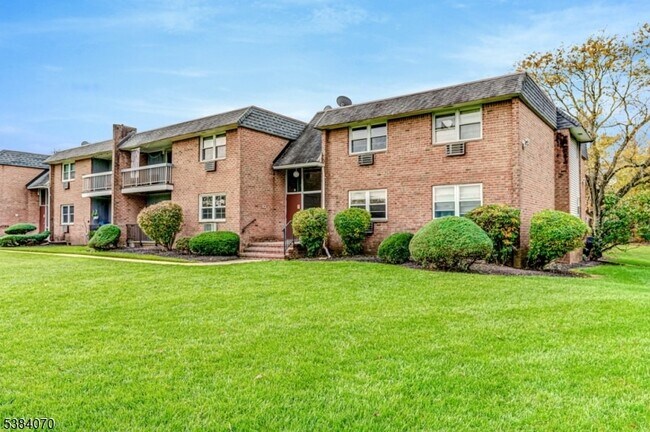 Building Photo - 807 Eves Dr